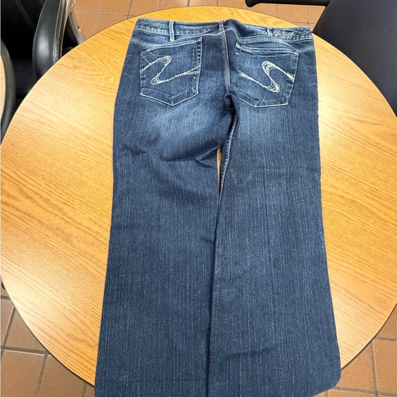 Silver Jeans Denim - Silver Jeans Women's Santori Dark Blue Capri jeans.
Inseam is 24.5”